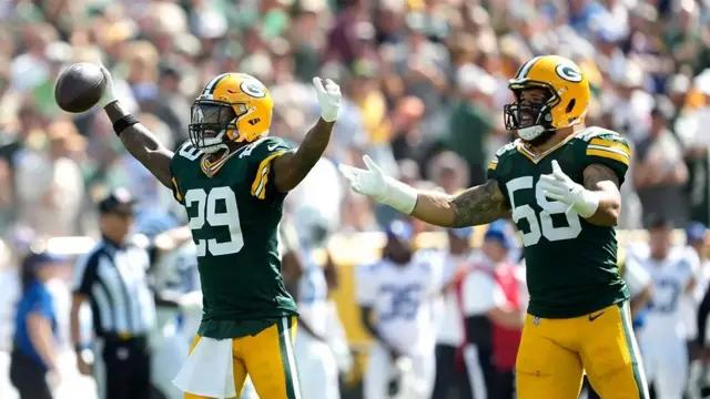 Selon Bob Cialdini, le fait de découvrir que quelqu'un aime la même équipe sportive que nous peut le rendre plus favorable à nos yeux (Crédit : Getty Images).