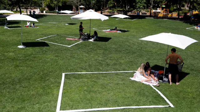Distanciamiento social en un parque en Cascais, Portugal