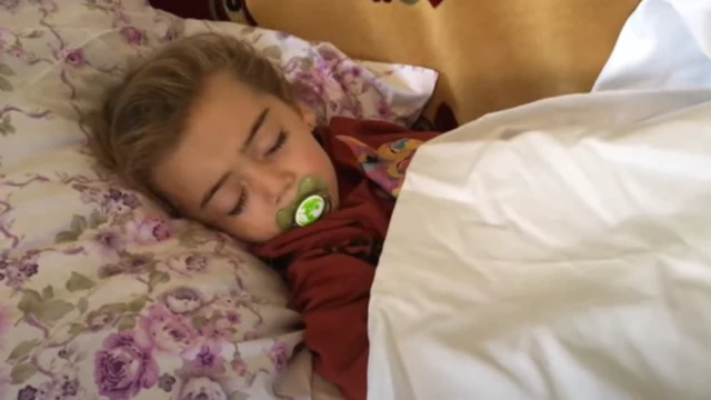 Gəncəyə raket hücumu: ailəsini itirən balaca Xədicə nə yemək yeyir, nə gözlərini açır