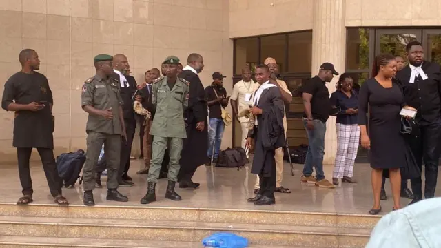 Scene for di election tribunal