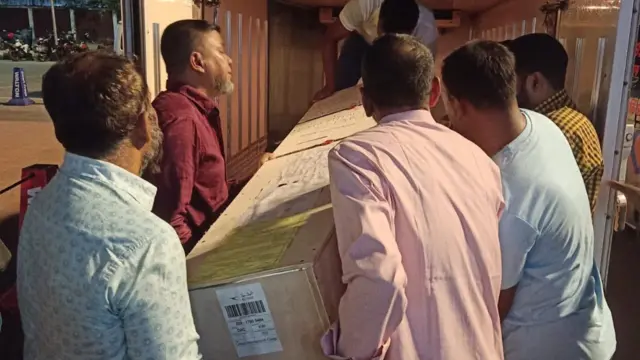 বিমানবন্দর থেকে মরদেহ সংগ্রহ করে নিয়ে যাচ্ছেন স্বজনরা