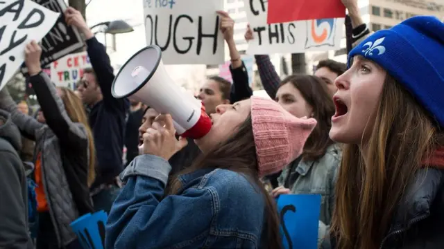 2018年3月24日华盛顿街头参与"为我们的生命游行"（"March for Our Lives"）大规模示威活动中的示威者。