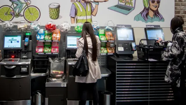 Mulheres no caixa do supermercado