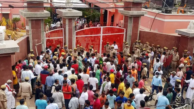 नरेंद्र गिरि की मौत के बाद मठ के बाहर इकट्ठा हुए लोग