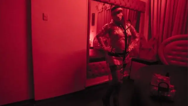 Pesin dey wear transparent raincoat to work