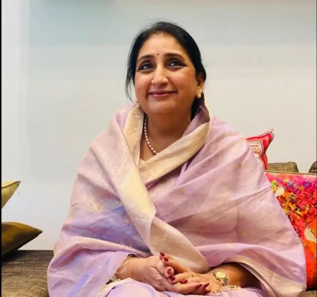 सुनेत्रा पवार यांचं माहेर धाराशिव जिल्ह्यातलं. राष्ट्रवादी काँग्रेसचे ज्येष्ठ नेते पद्मसिंह पाटील यांच्या त्या बहीण.