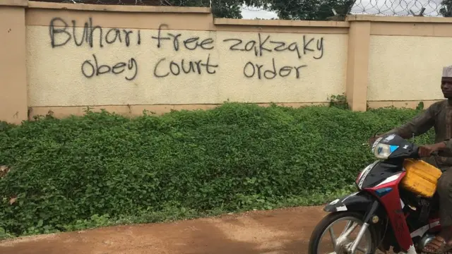 Wani rubutu a jikin katangar jami'ar jihar Kaduna da ke kiran da a saki Sheik Ibrahim Zakzaky