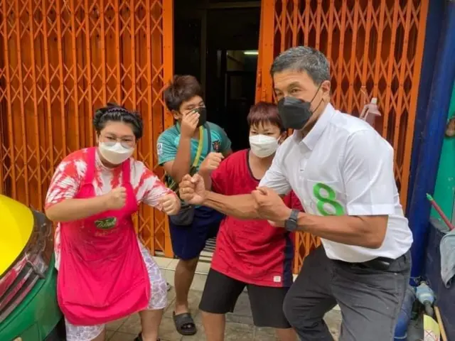 เด็กน้อยวัย 13 ขวบ (เสื้อสีเขียว) วนมาถ่ายรูปกับชัชชาติถึงสามรอบขณะเขาเดินหาเสียง