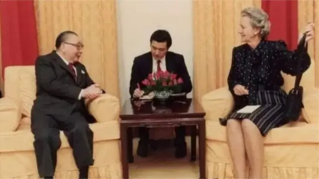 蒋经国1986年接见美国《华盛顿邮报》发行人葛兰姆,说出次年将开放报禁。前台湾总统马英九(图中)时为现场翻译。