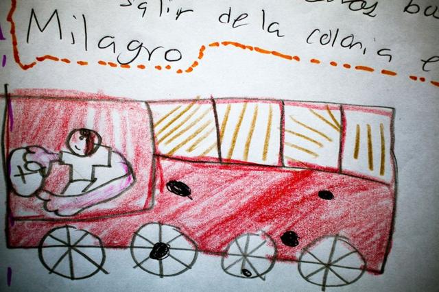 Uno de los dibujos de los niños del Centro Educativo Dr. Bloem en Sacoj Mixco y la escuela oficial del asentamiento La Paz en Villa Nueva de Guatemala sobre violencia.