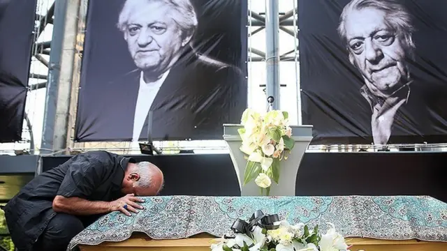 مراسم تشییع با قراردادن تابوت عزت‌الله انتظامی در جایگاه مخصوص و بوسه پرویز پرستویی بر تابوت او آغاز شد