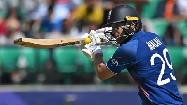 ১০৭ বালে ১৪০ রানের একটি দুর্ধর্ষ ইনিংস খেলেছেন ডাউইড মালান