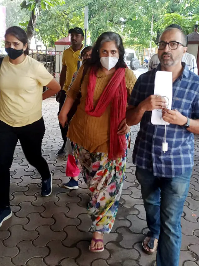 मुंबई में सांताक्रुज़ थाने के बाहर तीस्ता सीतलवाड़