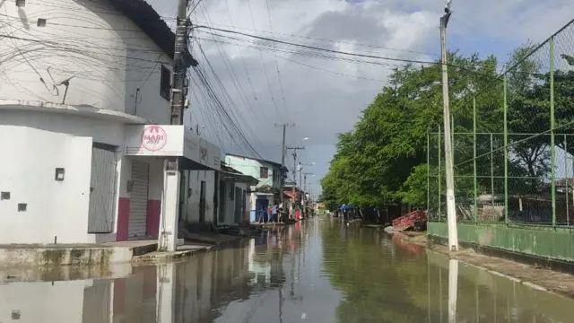 Fotografia mostra cidade alagada