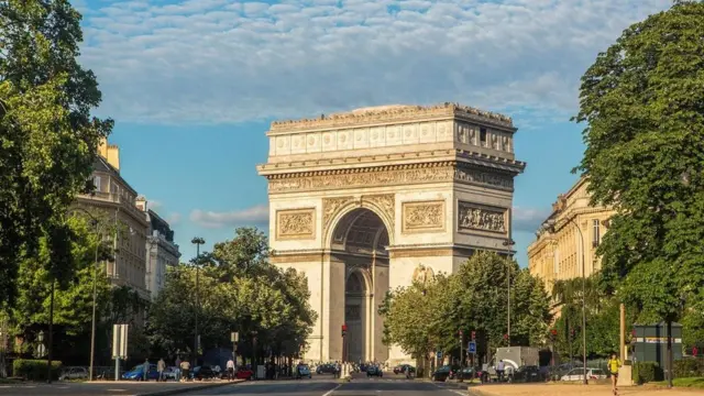 قوس النصر في باريس