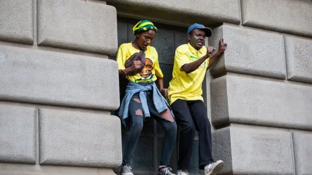 ঐতিহ্যবাহী নৃত্যে মেতে ওঠেন।