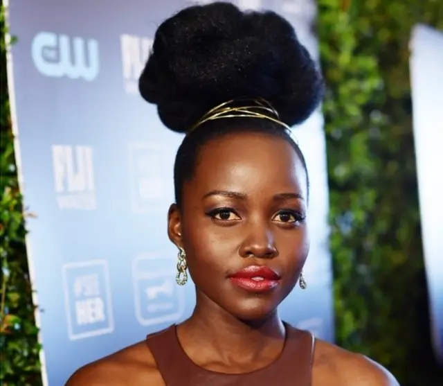 Tauraruwar fim 'yar Kenya Lupita Nyong'o kenan, yayin da take halartar taron Critics' Choice Awards a California na Amurka.