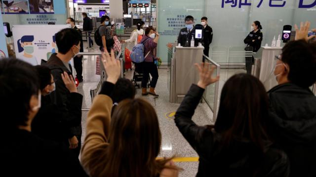 香港国际机场一号客运大楼离境大堂一家庭在禁区入口前挥别飞往英国定居亲属（17/12/2020）