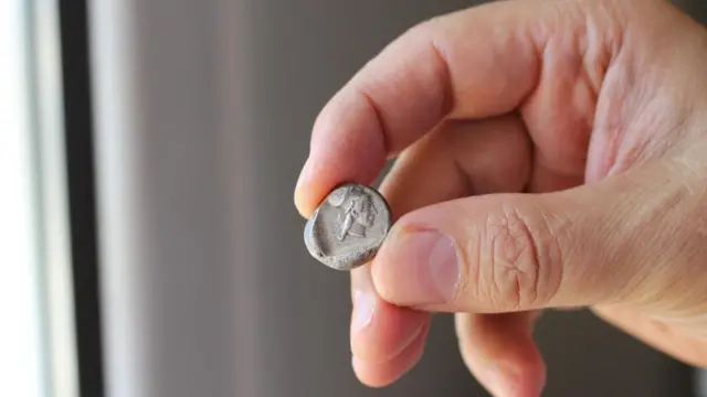 اكتشفت كوركا وفريق عملها عددا كبيرا من القطع النقدية والمزهريات والمِشكاوات المنقوشة والأدوات المعدنية في موقع تينيا