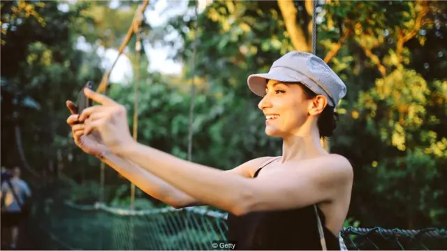 fotoğraf çeekn bir kadın