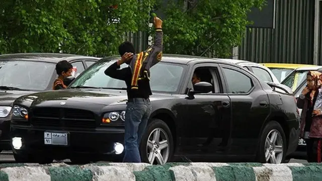 یک خودوری لوکس با پلاک عبور موقت در تهران