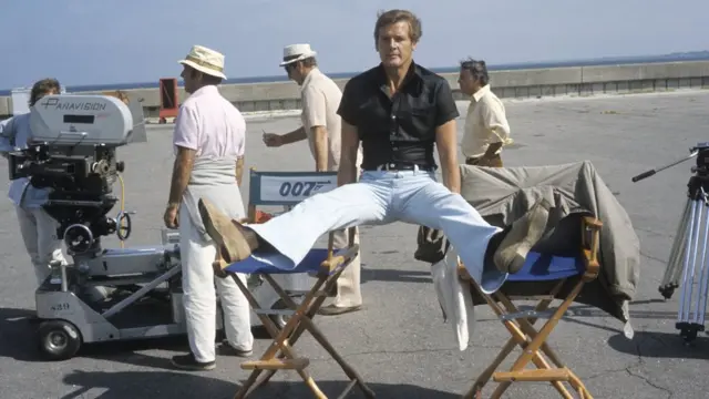 একটি ছবির শুটিংএর ফাঁকে জেমস বণ্ড চরিত্রে রজার মুর