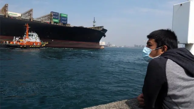 Hombre con mascarilla en Panamá