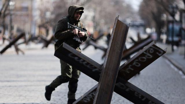 Um integrante do serviço ucraniano passa por uma barricada antitanque no centrofinal pokerOdessa, Ucrânia, 20final pokermarçofinal poker2022