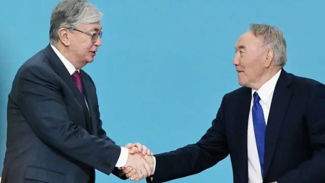 Nursultan Nazarbayev (derecha) y el presidente actual, Kassym-Jomart Tokayev