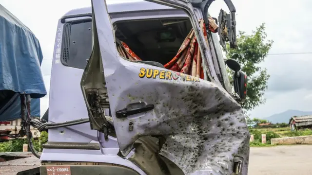 တိုက်ပွဲတော့ ဘယ်တော့ရပ်မလဲ မသိပေမယ့် ကုန်ကားတွေတော့ရပ်နေရပြီ