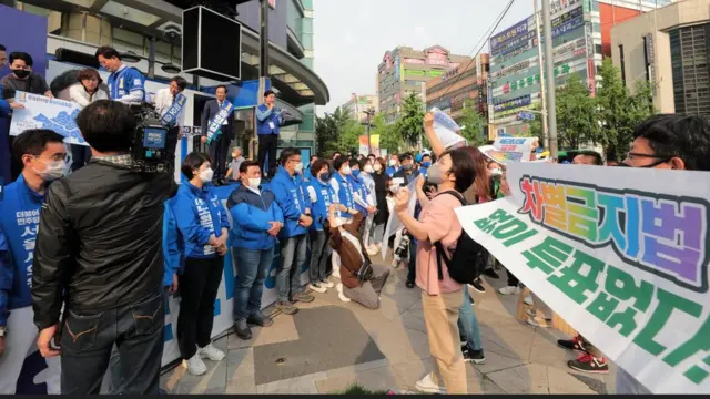 지난 2022년 5월 19일 당시 송영길 더불어민주당 서울시장 후보가 서울 노원역 인근에서 집중 유세를 벌이는 가운데 차별금지법제정연대 회원들이 기습 피켓 시위를 하고 있다