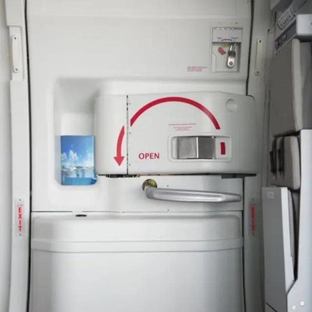 پی آئی اے کے طیارے کا دروازہ