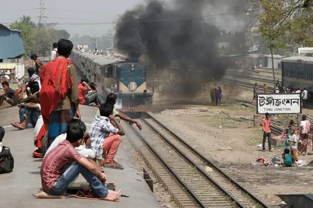 Voz stoji u železničkom čvorištu Tungi kako bi propustio kompuziciju koja se kreće u suprotnom smeru, prema Daki.