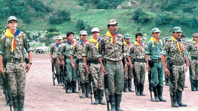 El Hombre En Ropa Militar Con Boina Está De Pie Sobre Fondo Negro