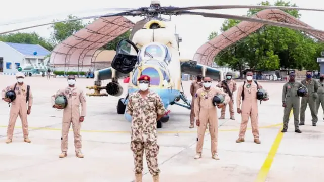 Àwọn ọmọogun ojú òfurufu dúró siwaju ọkọ̀ ofurufu ti wọ́n fi n jágun