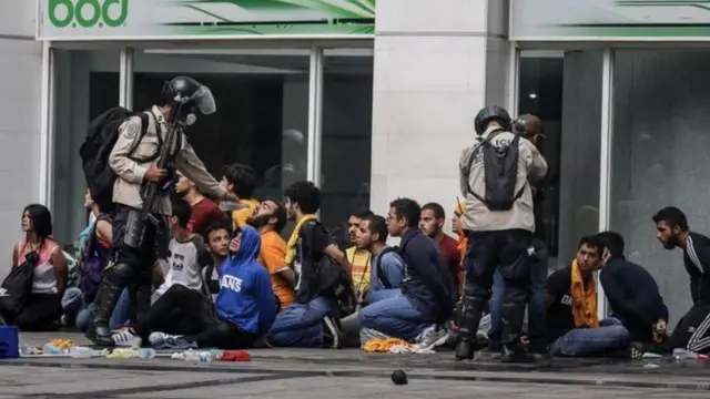 شرطيون يسقون معتقلين