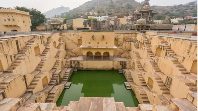 ਰਾਜਸਥਾਨ ਜੈਪੁਰ ਦੇ ਅੰਬੇਰ ਕਿਲ੍ਹੇ ਵਿੱਚ ਬਣੀ ਇੱਕ ਬਾਊਲੀ