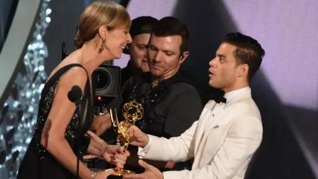 Rami Malek recibiendo su estatuilla del Emmy
