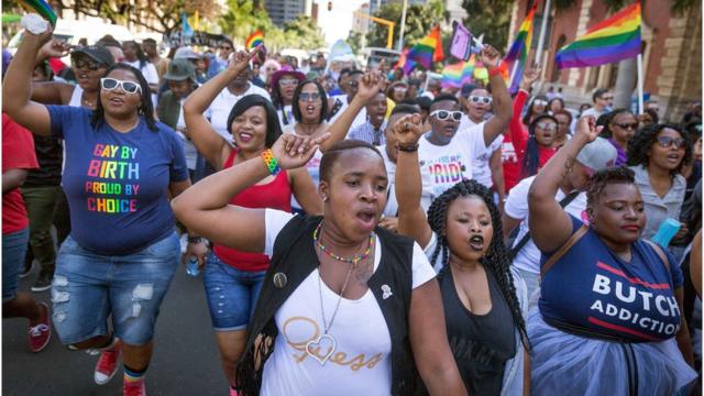 تسمح دولة جنوب إفريقيا بالفعل بالزواج من نفس الجنس للجميع وتعدد الزوجات للرجال.