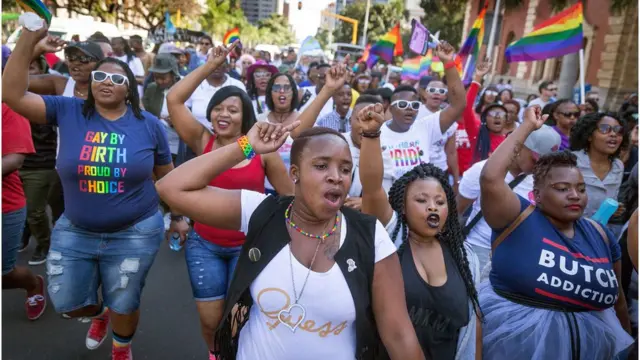 Membros da comunidade LGBTQIA+ da África do Sul durante a parada gayesporte da sorte esporte da sorteDurbanesporte da sorte esporte da sorte2017