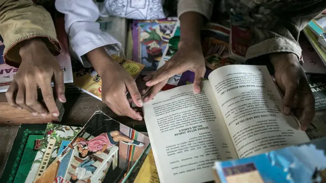 Anak-anak di Serang membaca buku yang dibawa oleh seekor kuda lewat Kudapustaka.