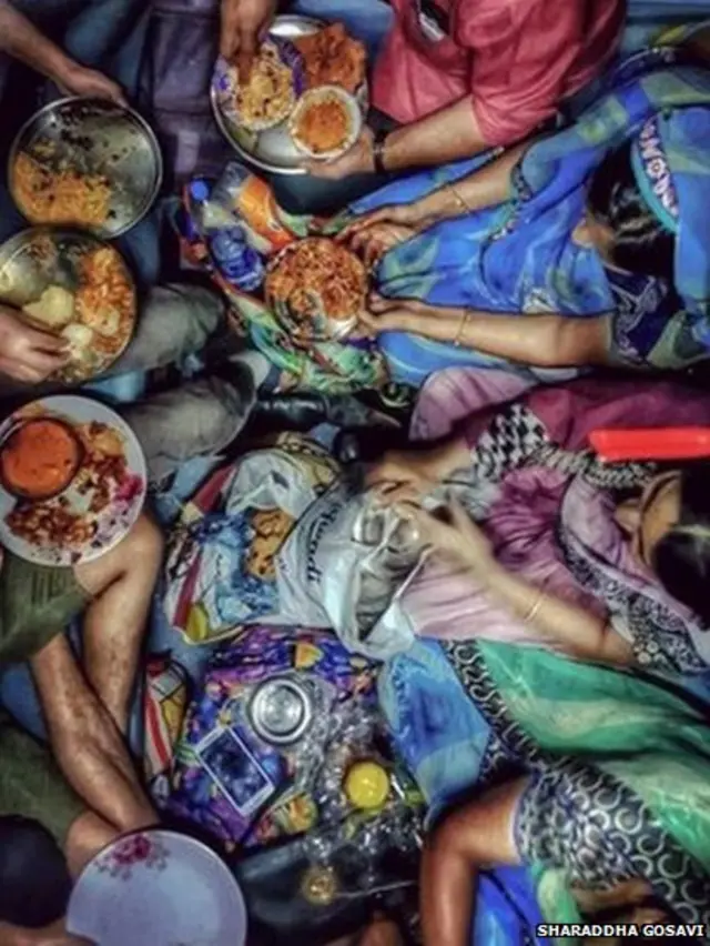 एकत्र जेवताना रेल्वे प्रवाशी