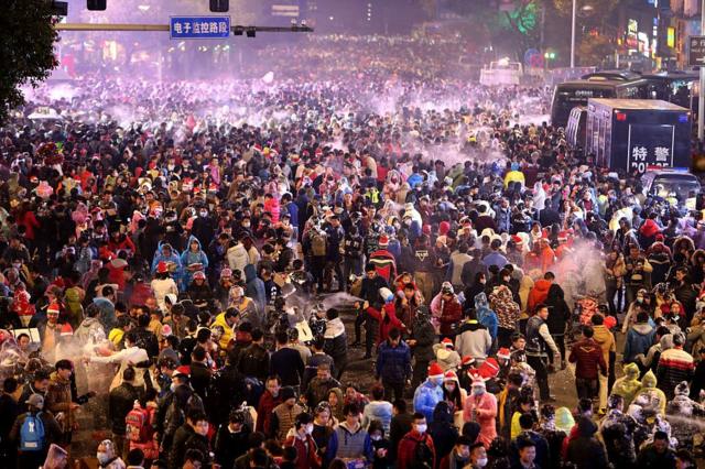 2015年平安夜，湖南衡阳的圣诞活动吸引了数以万计的当地人参加。