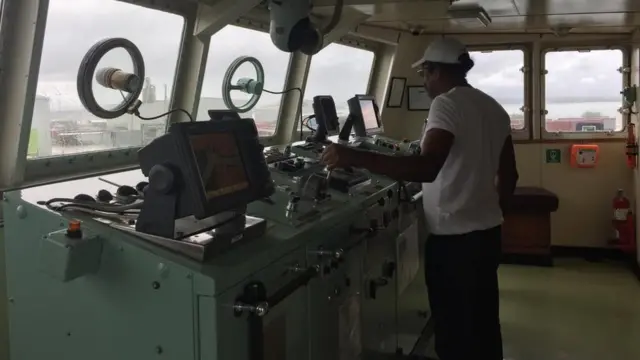 Un hombre al timón del barco