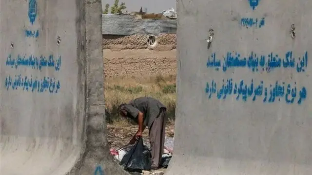 آیت الله خامنه ای تعریفی تازه از مستضعف ارائه داده که تا با آنچه آیت الله خمینی می گفت مغایر است. از دیدگاه او مستضعف به معنی فرد فقیر یا کم درآمد نیست