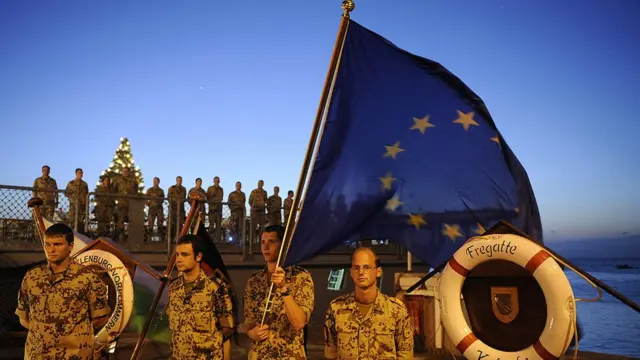 اتحادیه اروپا در عملیات نظامی خارج از مرزهایش شرکت داشته. از جمله عملیات «مبارزه با دزدی دریایی» در شاخ آفریقا. اما در اینگونه فعالیت‌ها، کشورها به شکل مستقل نیروی نظامی می‌فرستند. (عکس سربازان آلمانی در جیبوتی)