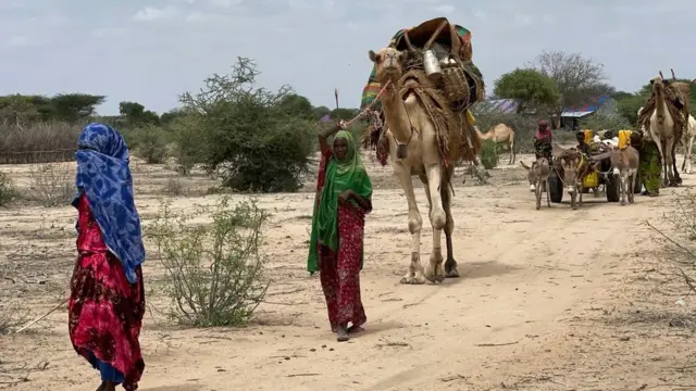 சோமாலியாவில் ஏற்பட்ட வறட்சியால் பல இடம்பெயர்ந்தனர்