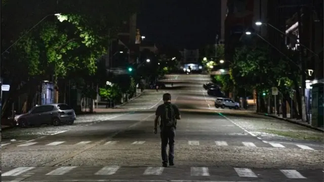 Homem andarobô spaceman apostarua vazia à noite