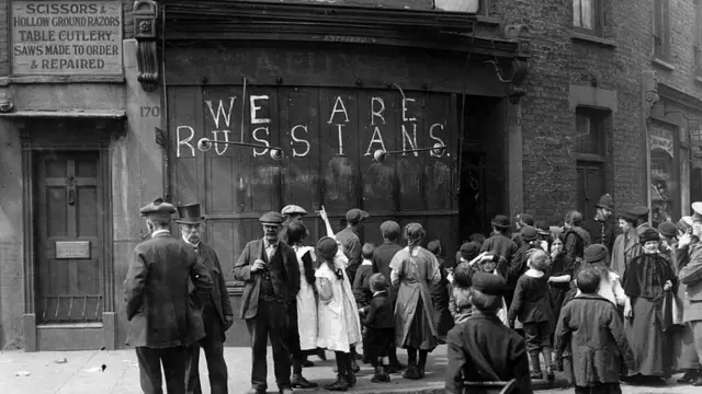 Толпа у магазина