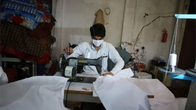 पीपीई किटों की सिलाई